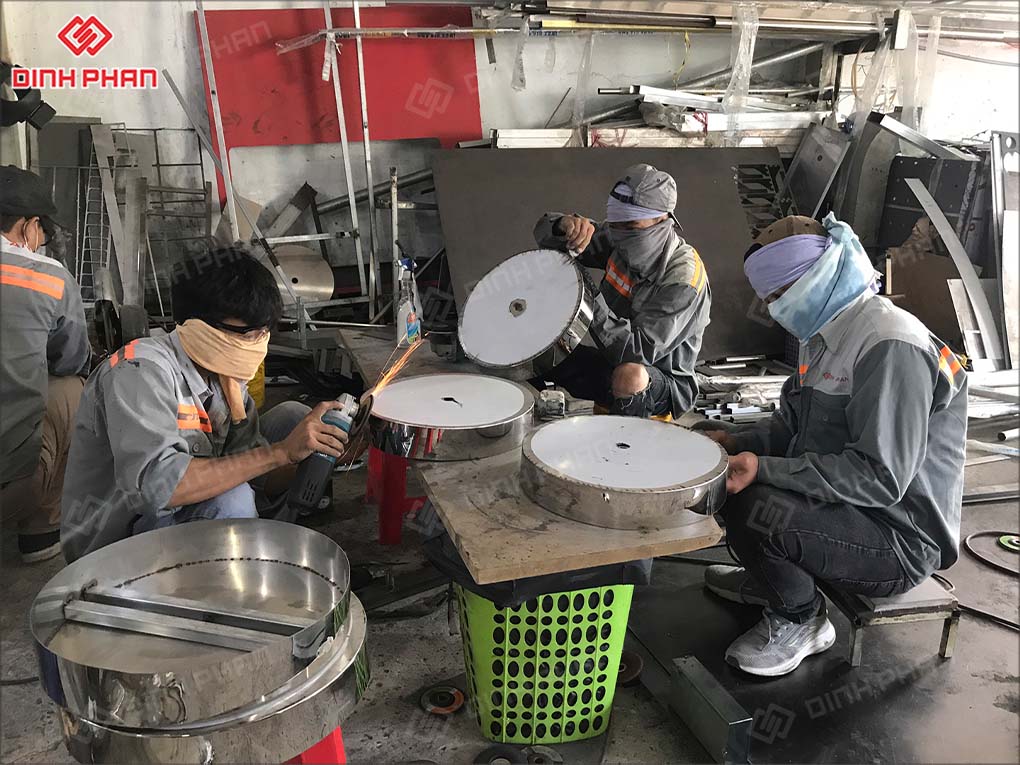 Sản xuất chân đế biển chỉ dẫn tại xưởng Đinh Phan