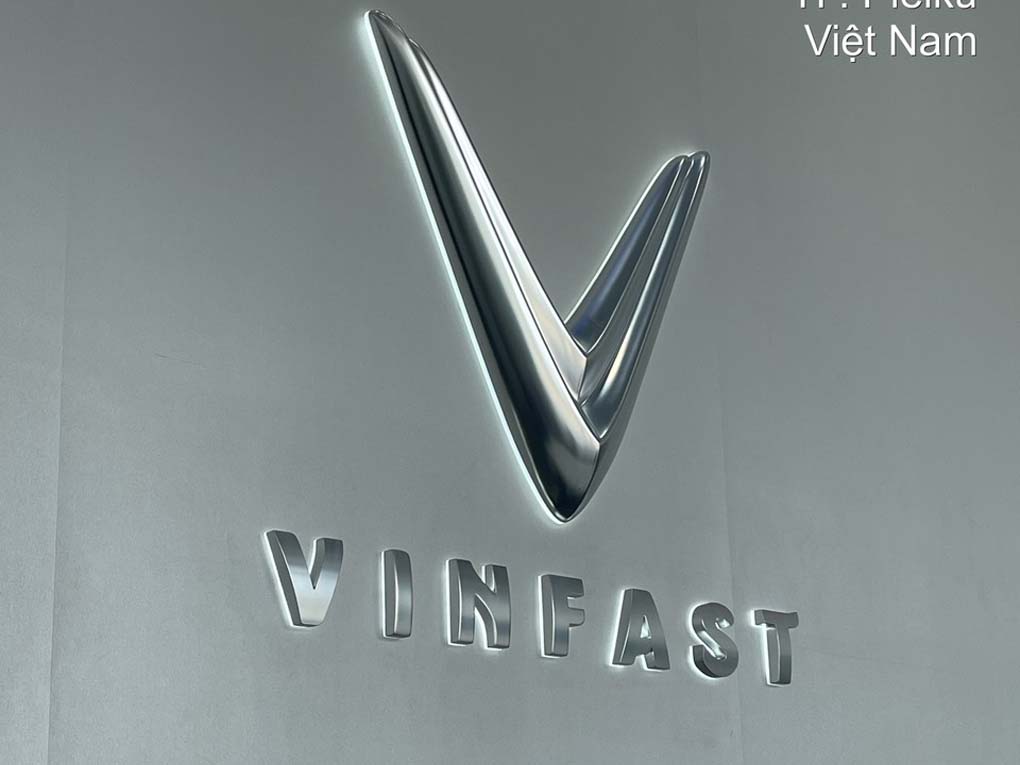Xi mạ chân không logo Vinfast