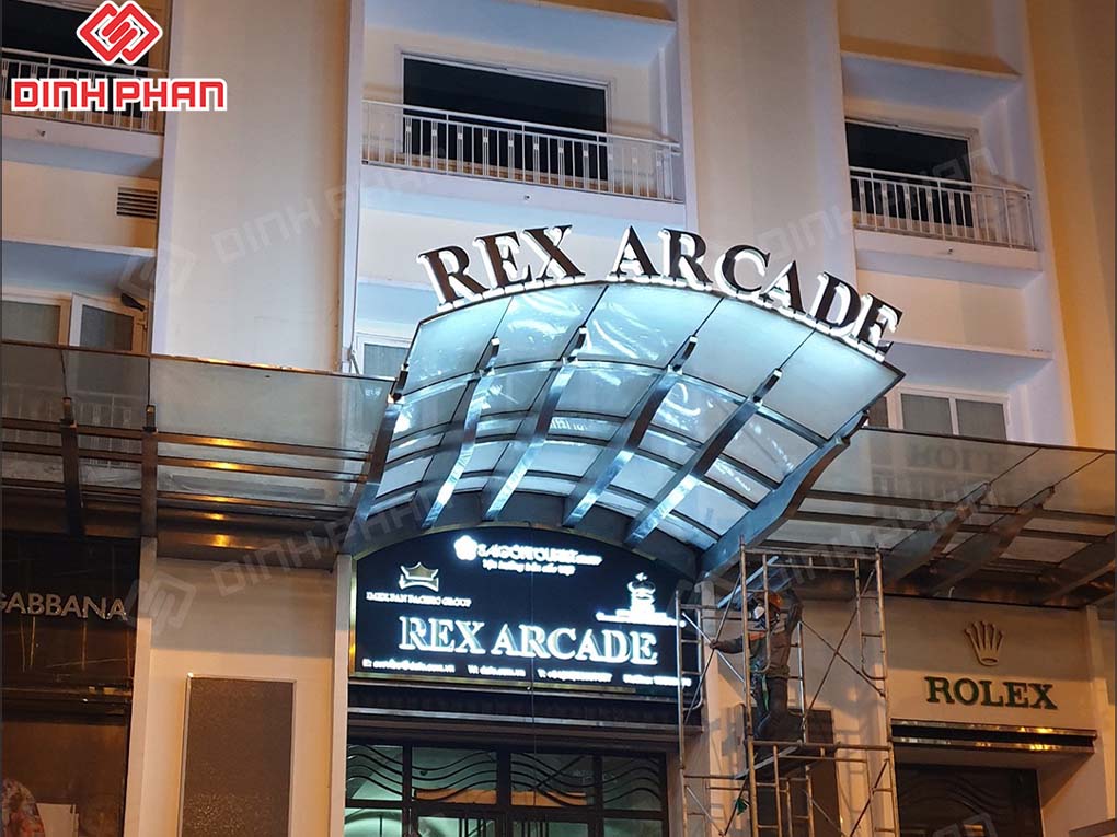 Bảng hiệu khách sạn Rex Acade