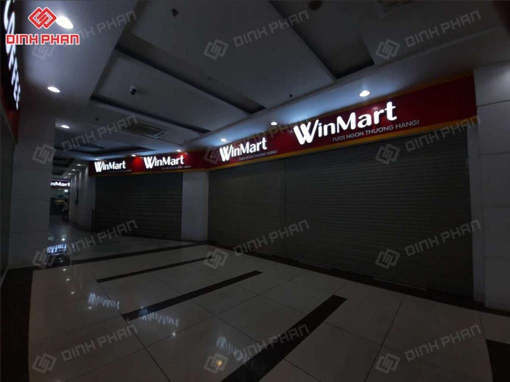 Bảng hiệu cửa hàng Winmart về đêm