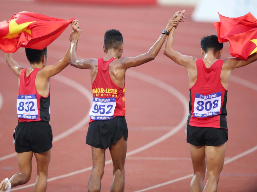 VĐV Timor Leste ăn mừng chiến thắng cùng 2 VĐV Việt Nam