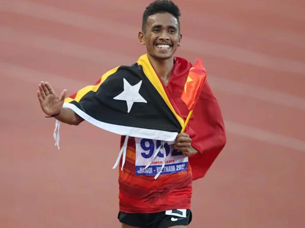 VĐV Timor Leste ăn mừng chiến thắng sau khi có cờ tổ quốc