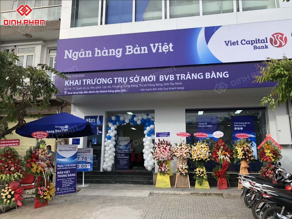 Bảng hiệu ngân hàng Bản Việt
