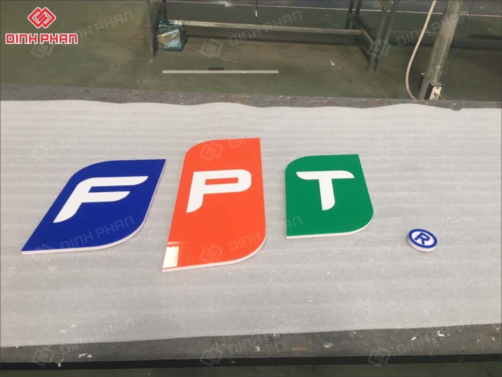 Logo FPT được làm từ chất liệu mica