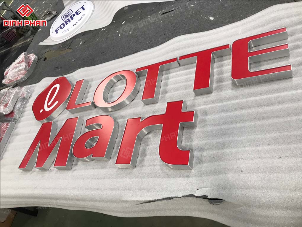 Bảng hiệu Lotte Mart