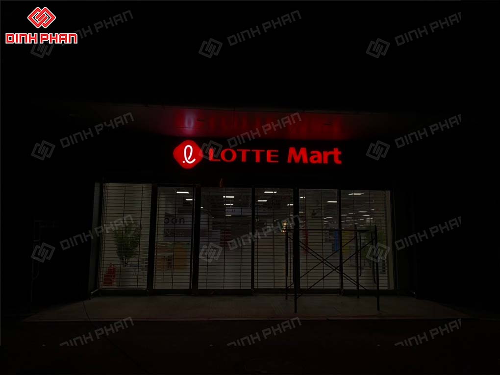Bảng hiệu Lotte Mart