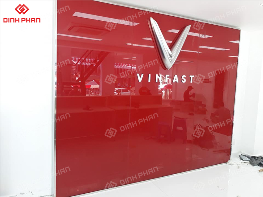 mặt dựng và logo Vinfast