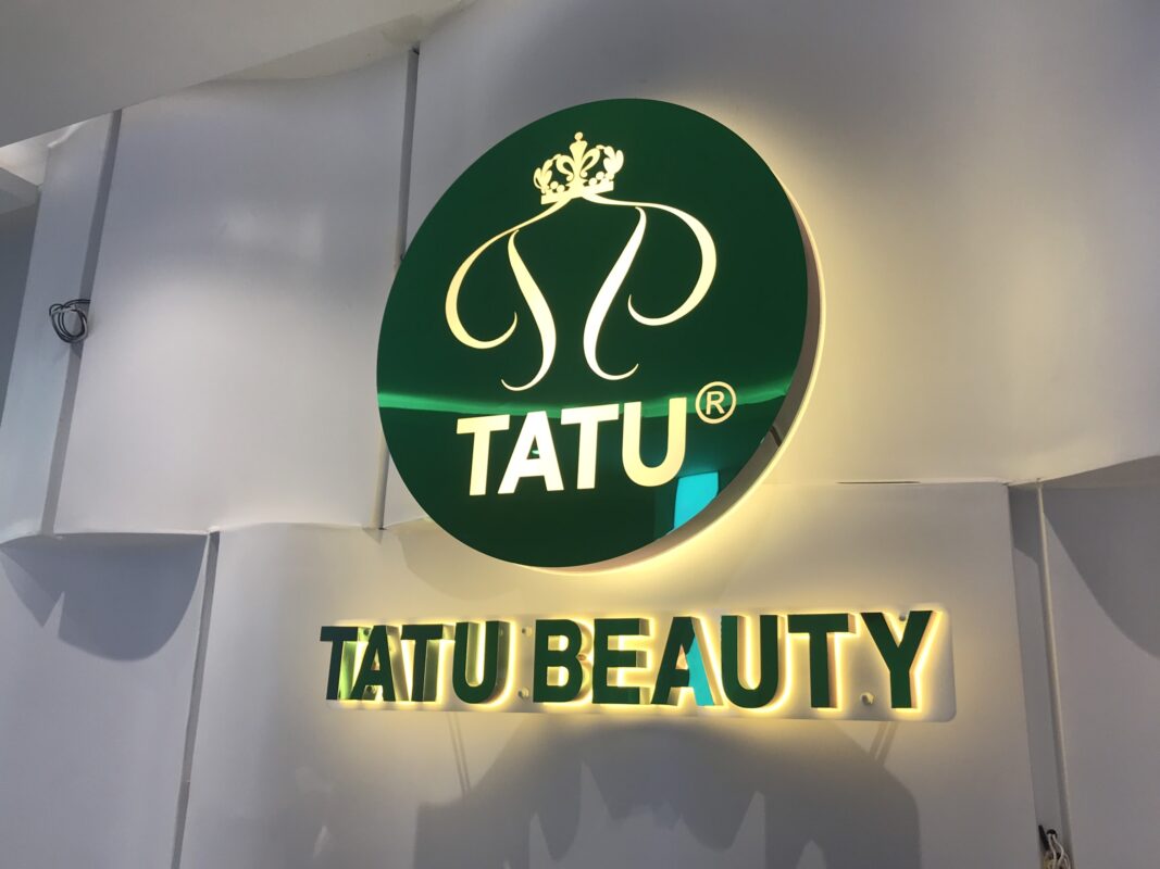 Chữ inox xanh lá sáng hắt chân - bảng hiệu Tatu Spa