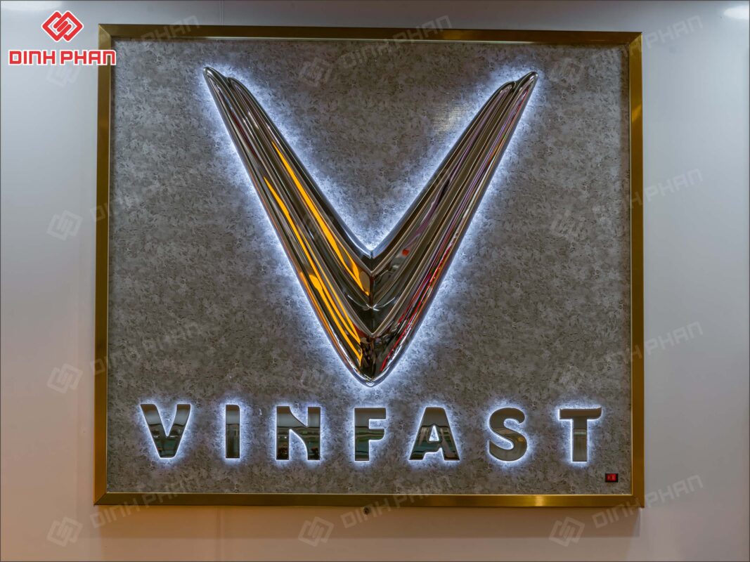 Logo Vinfast mạ crom sáng hắt chân khi lên đèn