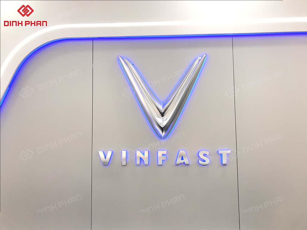 Mạ crom logo Vinfast gắn đế mica cháo sáng hắt chân