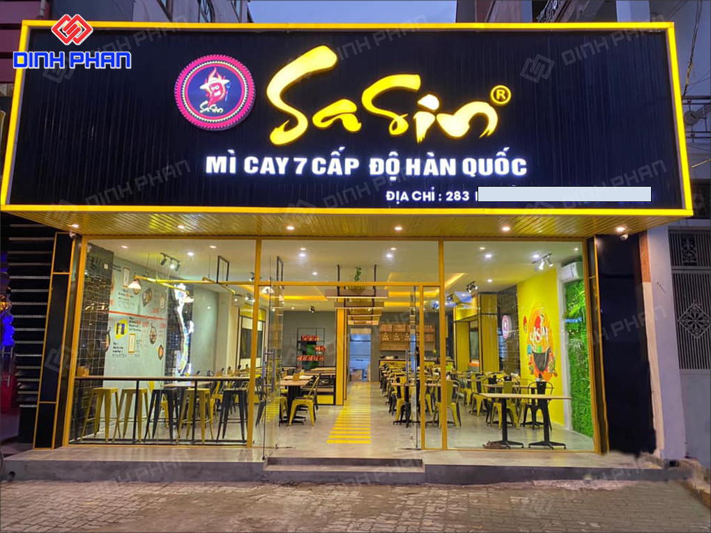 Biển hiệu quán mì cay