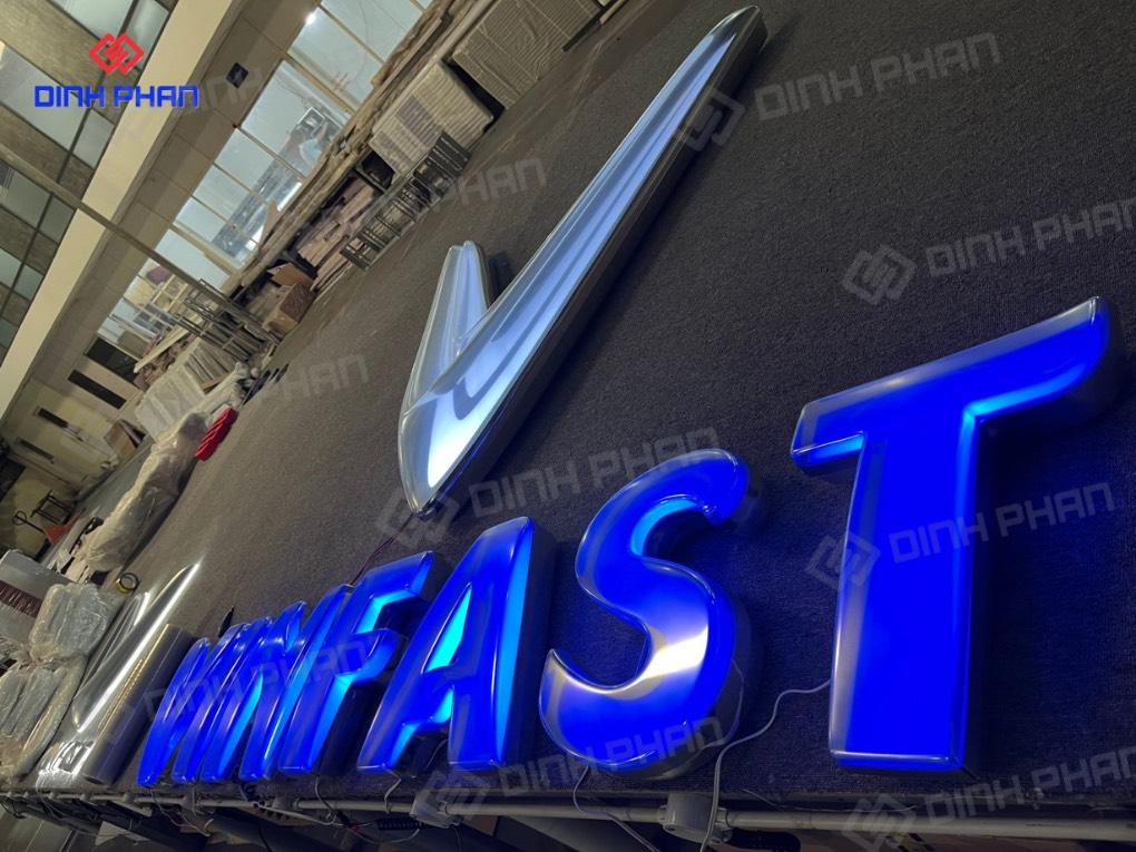 Bảng hiệu Vinfast