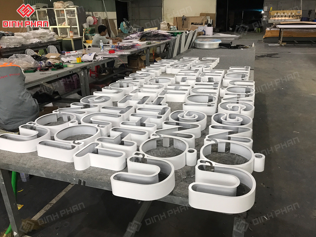 Gia công bảng hiệu chữ nổi