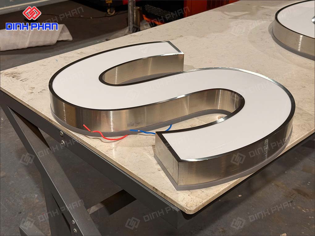 Gia công chữ inox mặt mica