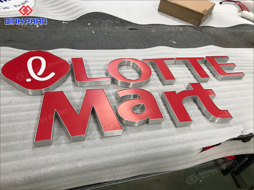 Bảng hiệu quảng cáo của Lotte Mart