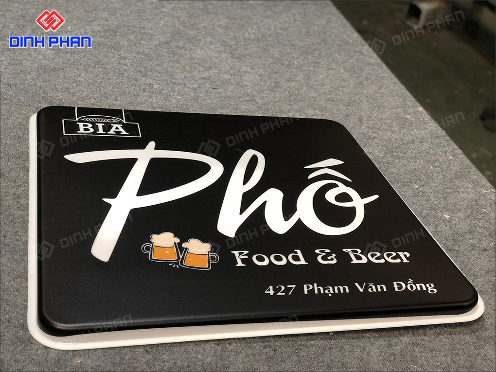 Bảng hiệu in UV trên mica