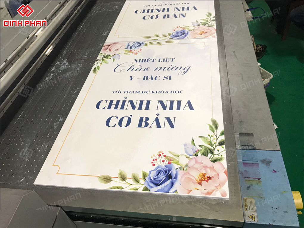 In UV mica bảng chào mừng