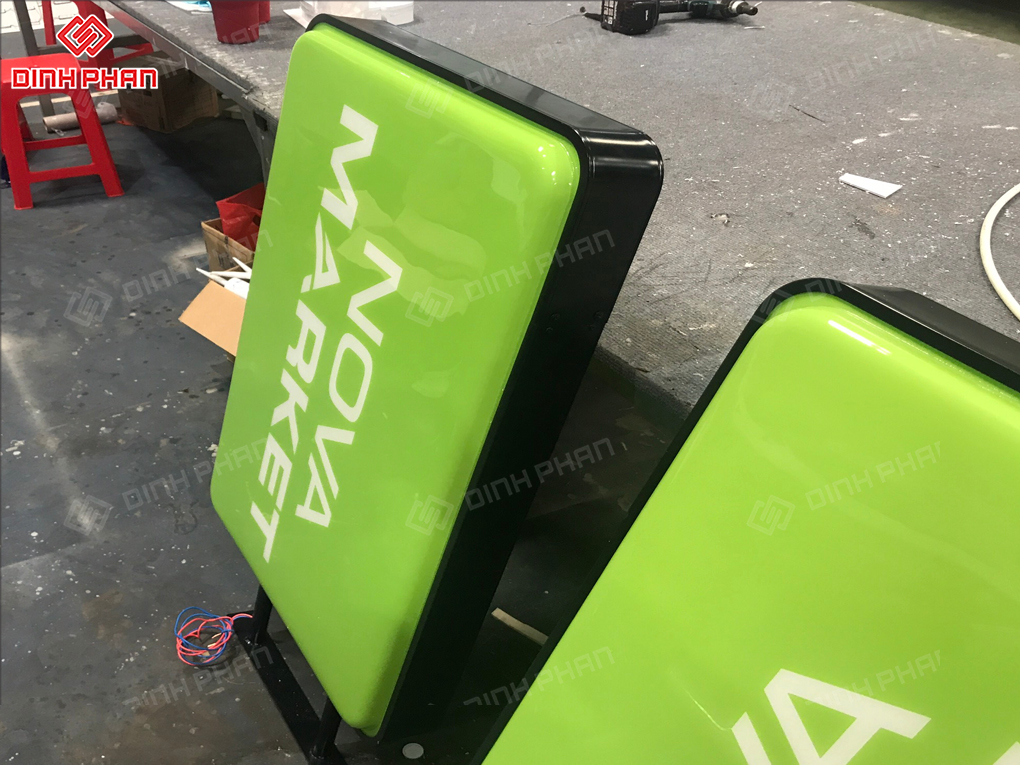 Bảng hiệu hộp đèn của Nova Market tại Đắk Lắk