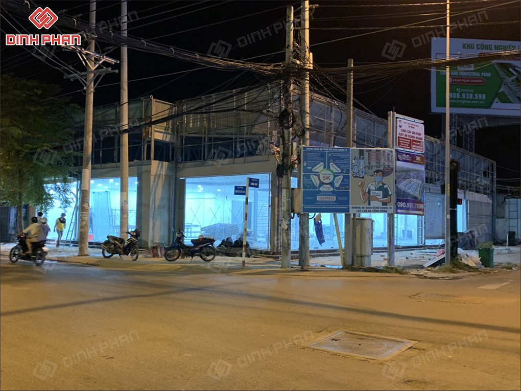 Thi công làm bảng hiệu showroom