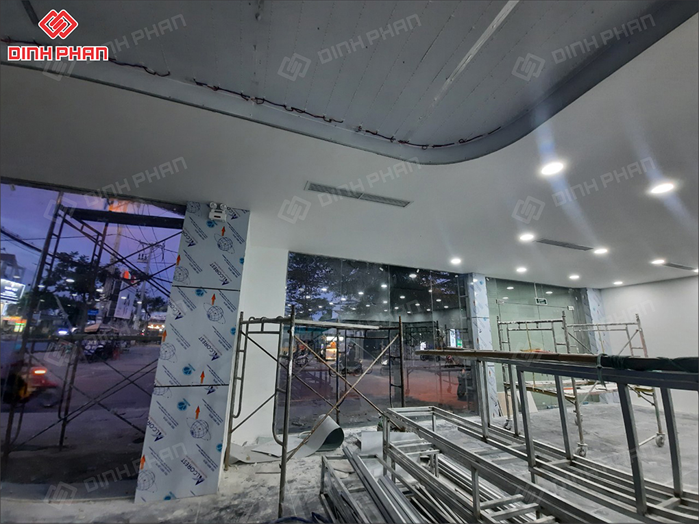 Thi công làm bảng hiệu showroom