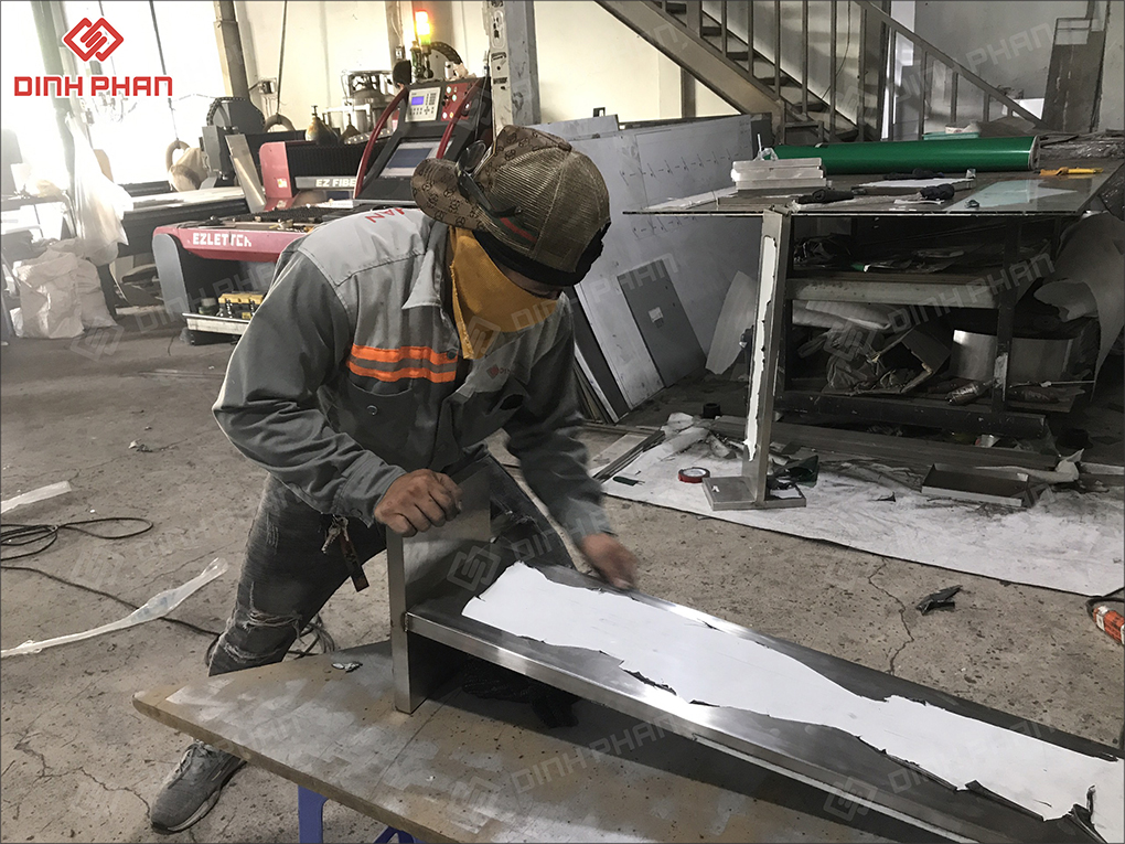 Gia công chữ nổi tại xưởng
