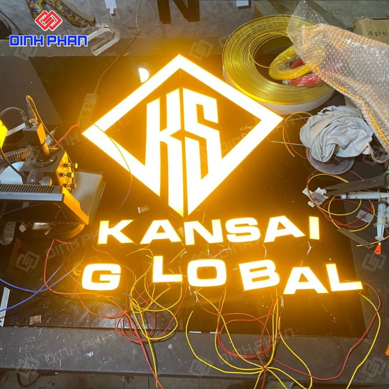 Giá chữ nổi inox mặt mica đèn led