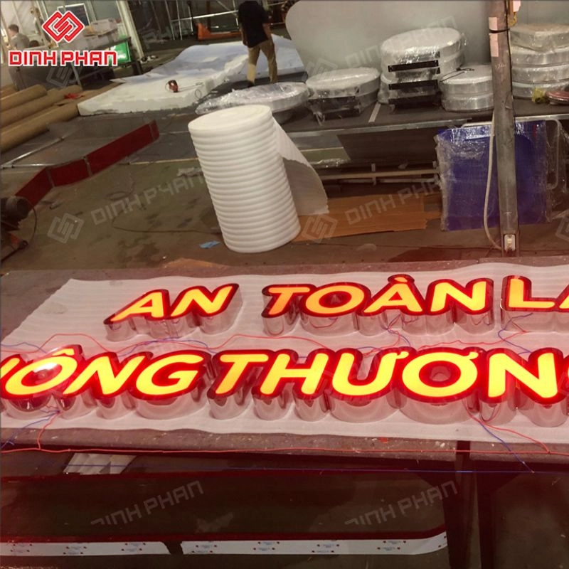 Chữ mica hông inox