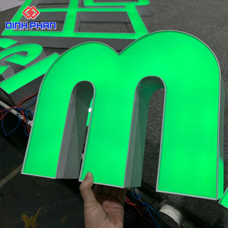 Chữ mica hông nhôm