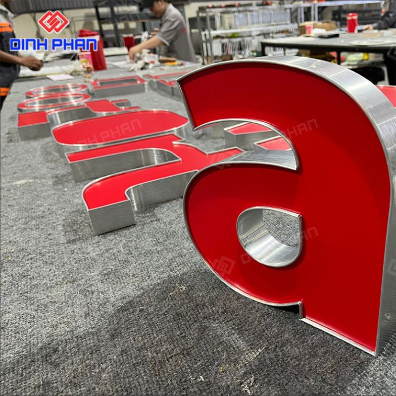 Chữ mica hông nhôm