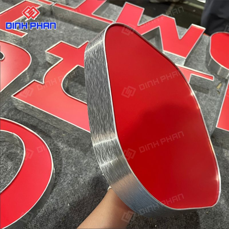 Chữ mica hông nhôm