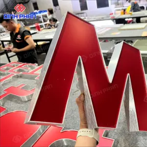 Chữ mica hông nhôm