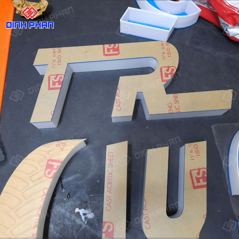 Chữ fomex mặt mica