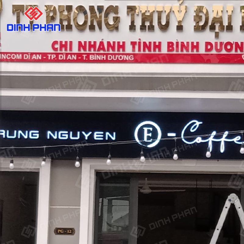 Biển Alu chữ nổi