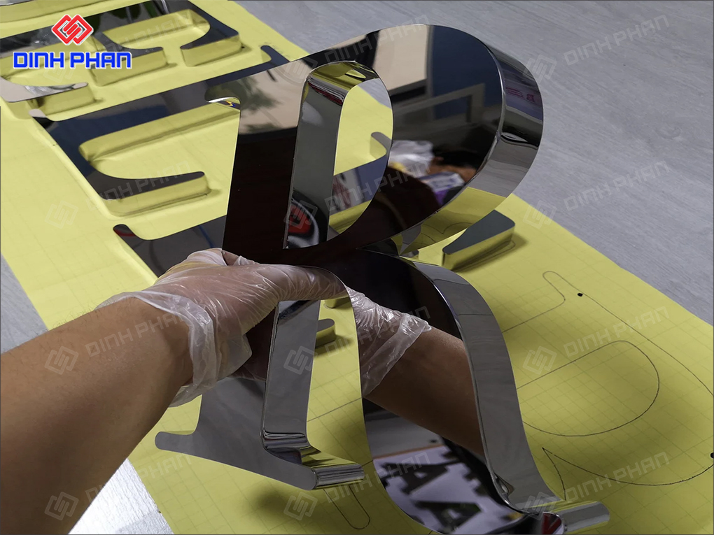 Giá bảng hiệu alu chữ nổi