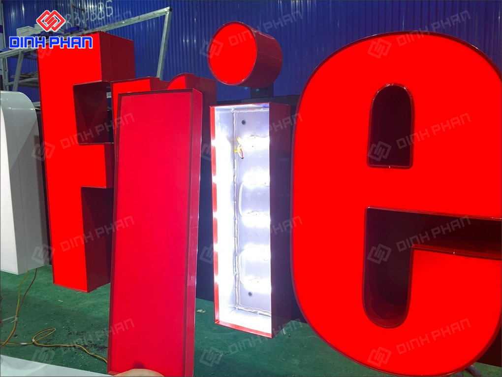 Giá bảng hiệu chữ nổi đèn LED