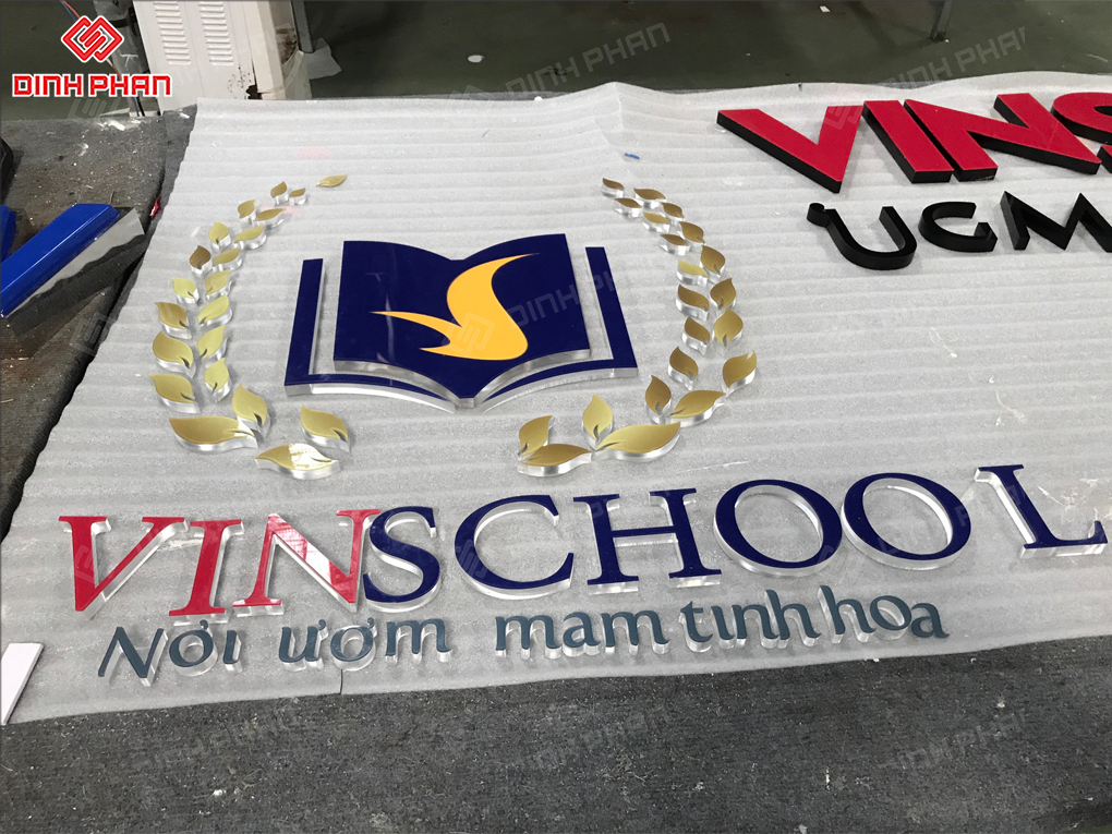 Nên làm chữ mica hay inox