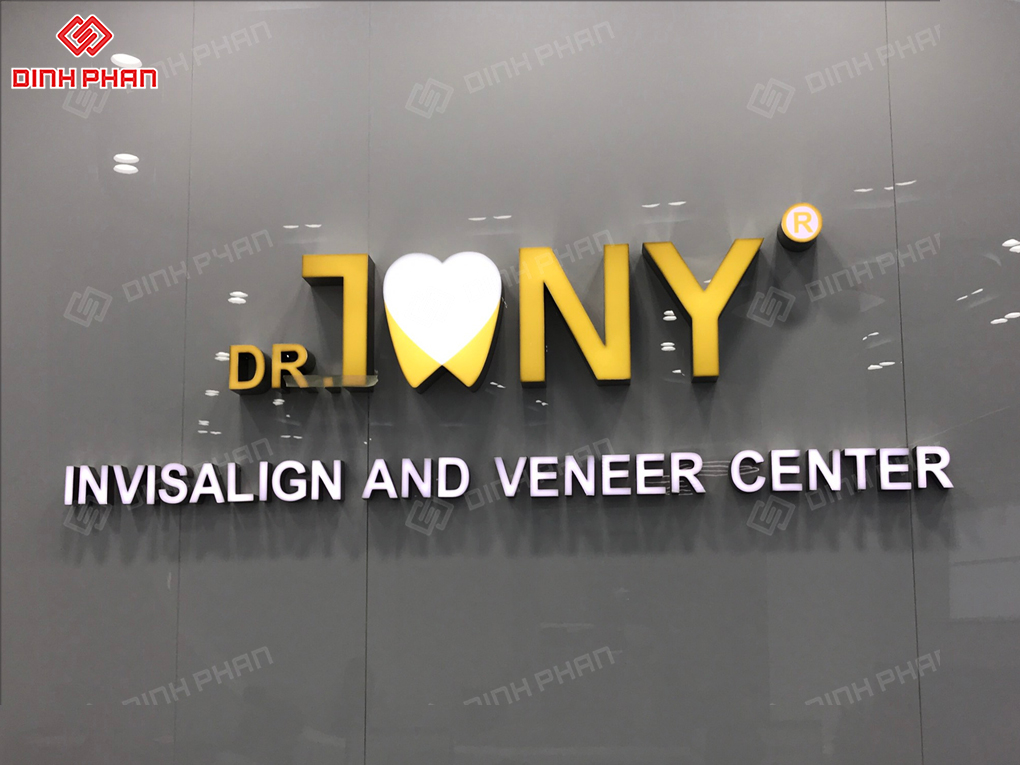 Nên làm chữ mica hay inox