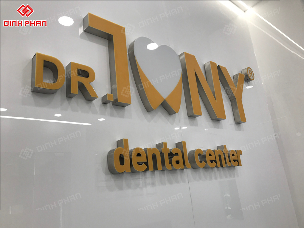 Nên làm chữ mica hay inox