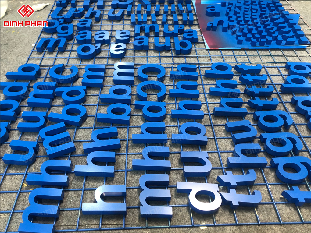 Nên làm chữ mica hay inox