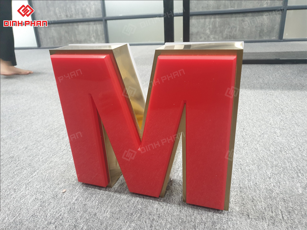 Nên làm chữ mica hay inox