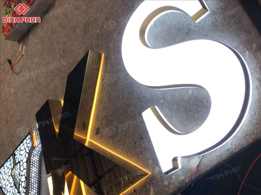Nên làm chữ mica hay inox