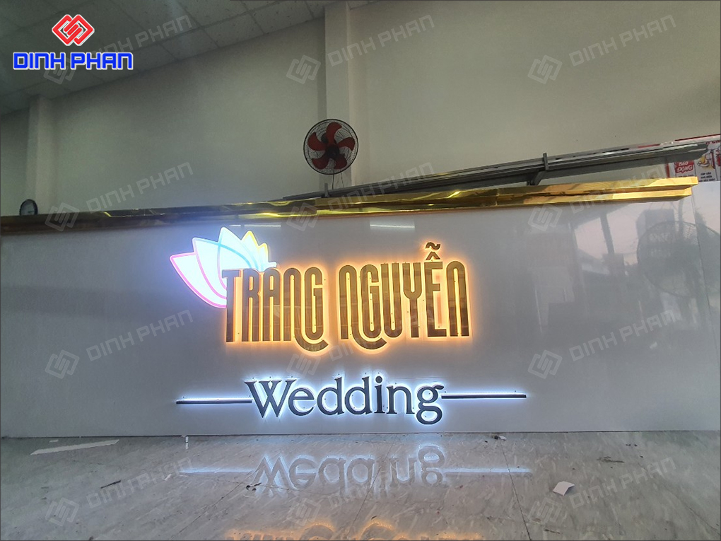 Giá bảng Alu chữ mica