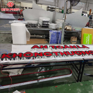 Bảng hiệu mica chữ nổi