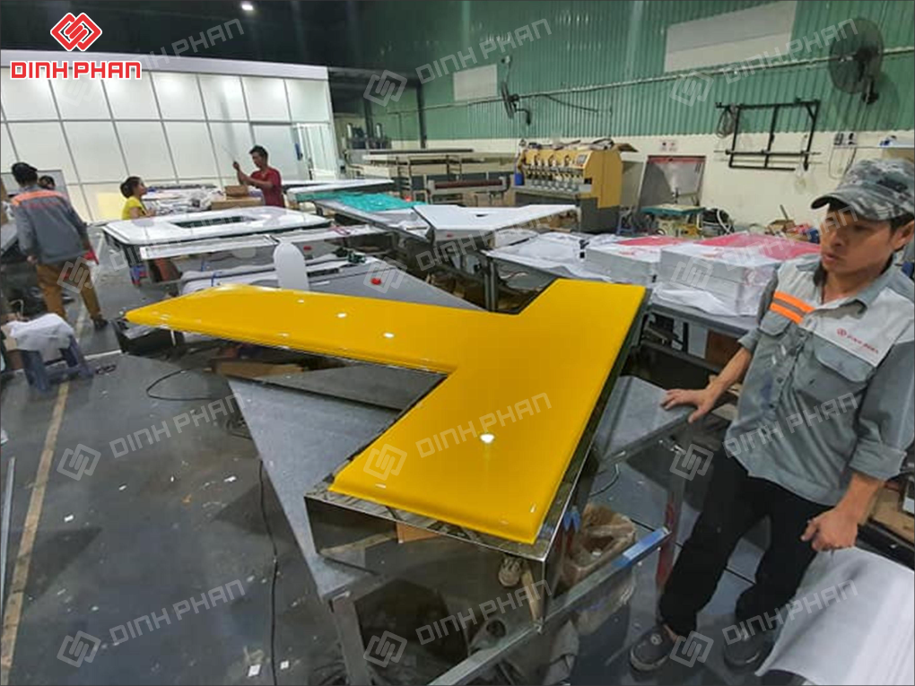 Cắt chữ mica theo yêu cầu