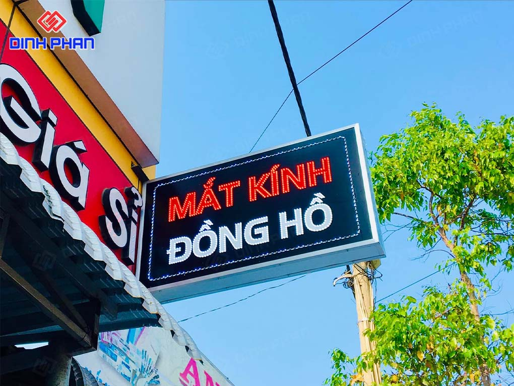 Giá chữ nổi mica gắn đèn LED