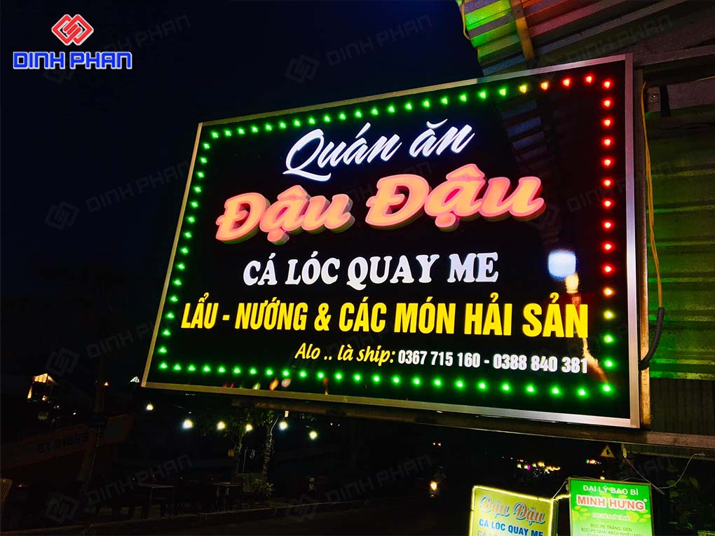 Giá chữ nổi mica gắn đèn LED