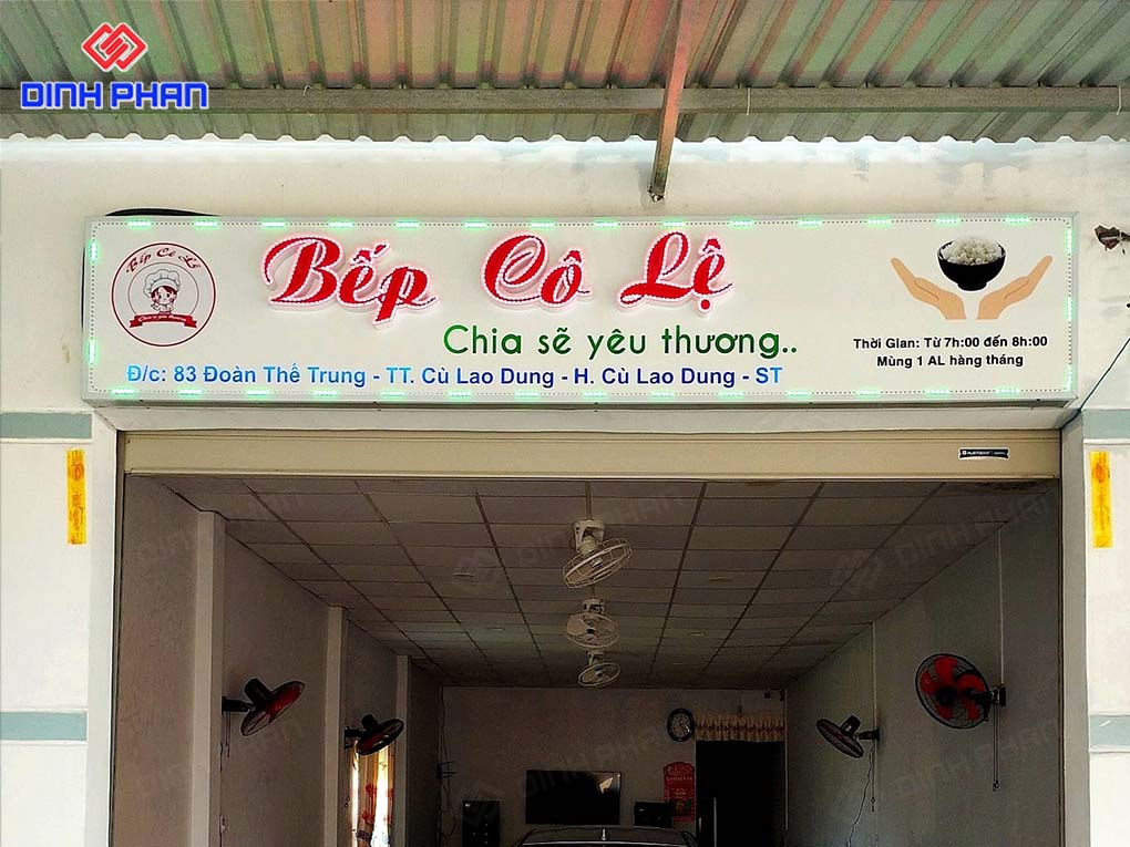 Giá chữ nổi mica gắn đèn LED