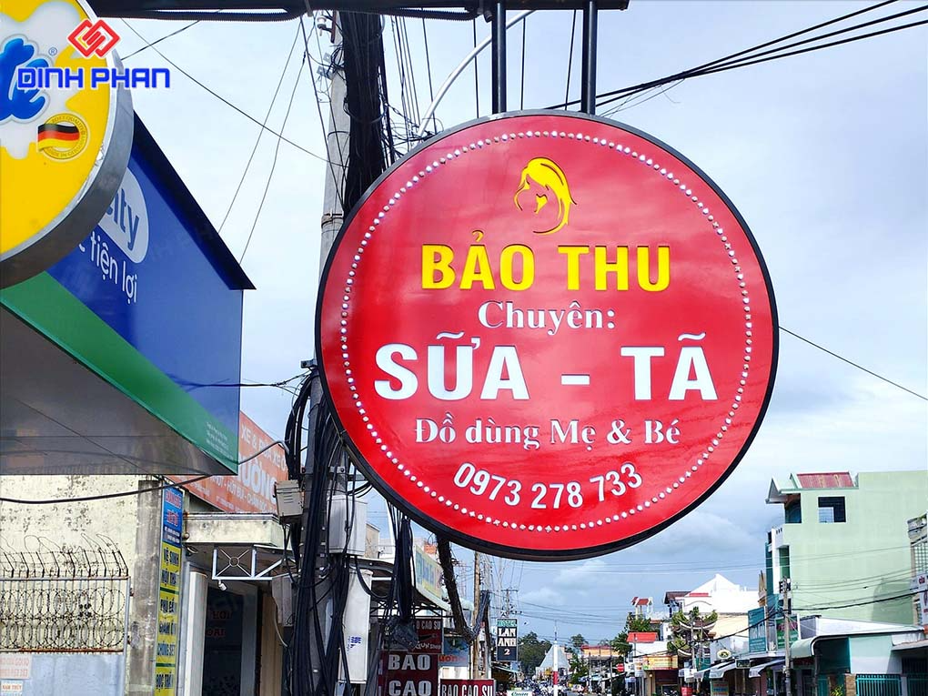 Giá chữ nổi mica gắn đèn LED